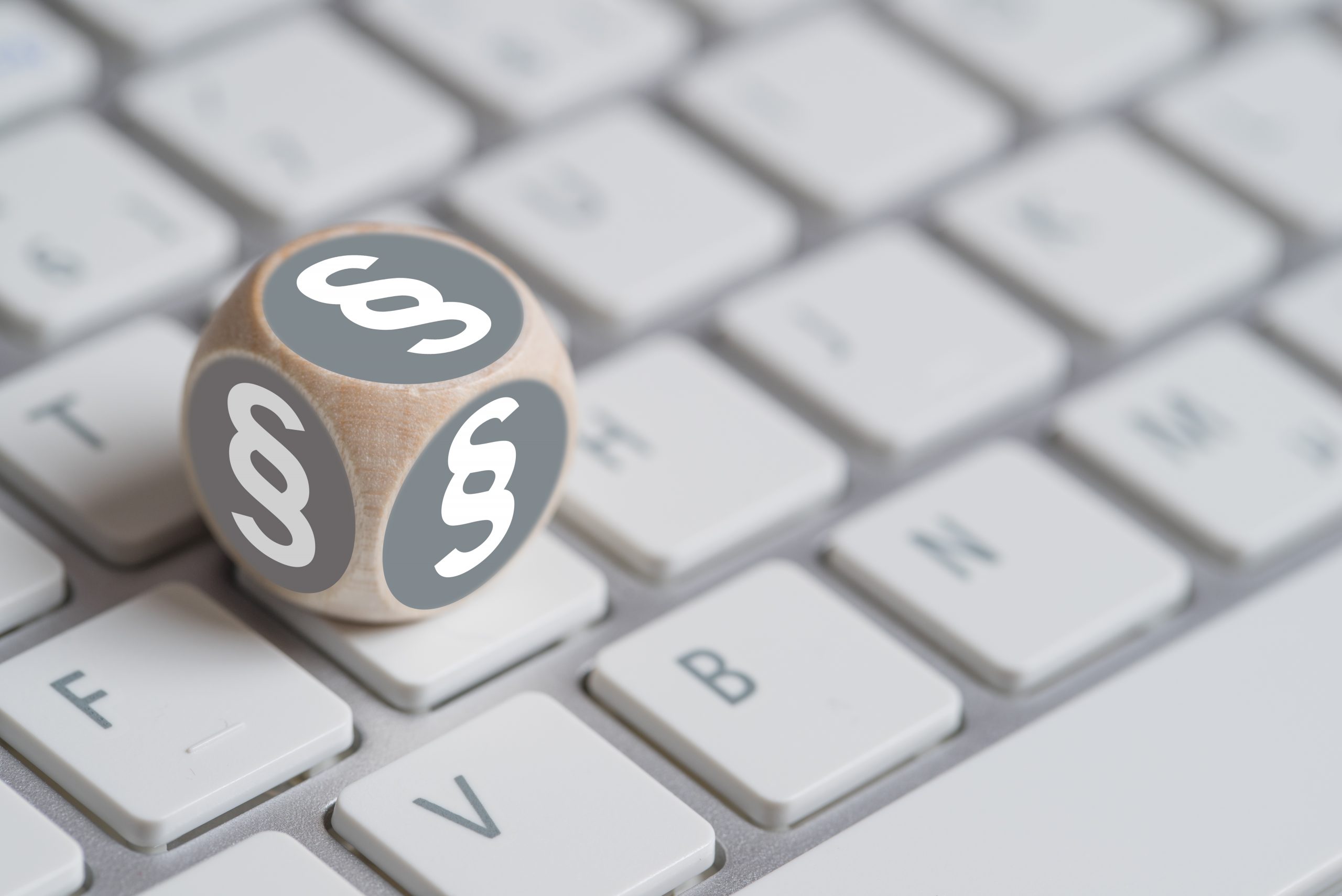 Little,Cube,With,Paragraph,Symbol,On,A,Keyboard